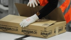 Die Sicherheitsvorkehrungen beim Online-Riesen Amazon sind extrem hoch - das reicht von Videoüberwachung über GPS-Speicher bis hin zu „Musterkontrollen“. Und trotzdem ist der Packerlschwund groß. (Bild: dpa/Uli Deck)