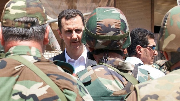 Bashar al-Assad mit syrischen Soldaten (Bild: EPA)