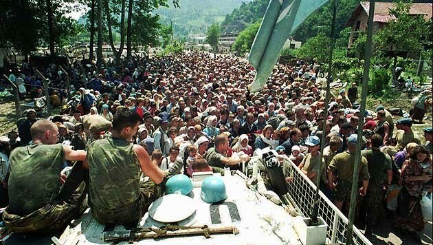 Niederländische UNO-Soldaten, bevor sie die Bosniaken an Mladic und seine Schergen auslieferten (Bild: AP)