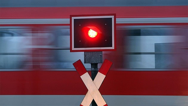 The collision happened on a level crossing (symbolic image). (Bild: dpa/Karl-Josef Hildenbrand (Symbolbild))