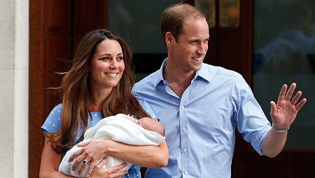 Kate und William mit ihrem Erstgeborenen: Prinz George (Bild: EPA)