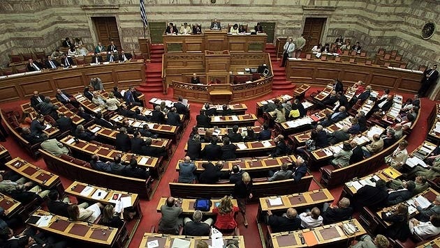 A görög parlament (archív fotó) csütörtökön jóváhagyta az azonos nemű párok házasságát. (Bild: EPA)