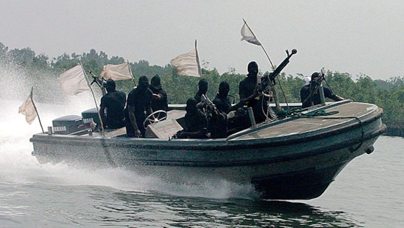 Schwer bewaffnete Piraten in Nigeria (Bild: EPA (Symbolbild))