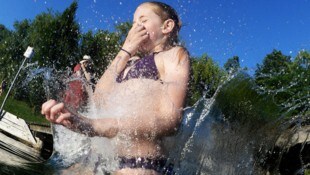 Abkühlung ist derzeit das Gebot der Stunde – doch viele Seen in Oberösterreich sind schon bacherlwarm (Bild: APA/ROBERT JAEGER)