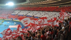 In ein Fahnenmeer der Fans verwandelt sich das Wiener Ernst-Happel-Stadion im November. (Bild: Weiss Touristik)