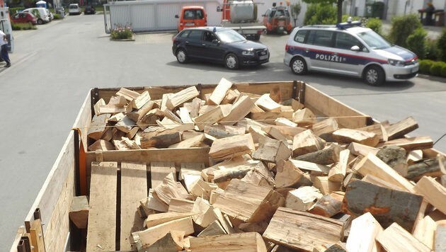 Brennholz ist jetzt besonders gefragt. Das nutzen Betrüger eiskalt aus. (Bild: APA/LANDESPOLIZEIDIREKTION BURGENLAND)