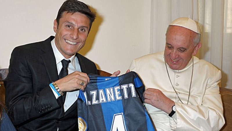 Javier Zanetti (l.) with the Pope (Bild: AP)