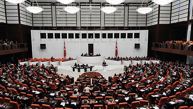 Das Parlament in Ankara stimmte am Dienstagabend für einen NATO-Beitritt Schwedens (Bild: EPA)