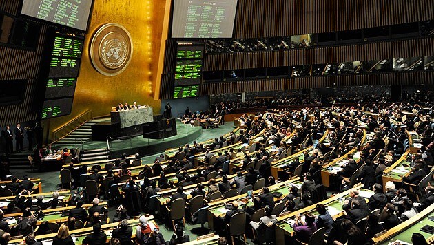 Die UNO-Vollversammlung verabschiedete das von den USA eingebrachte Papier einstimmig. (Symbolbild) (Bild: EPA)