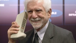 Der Erfinder des Mobiltelefons: Martin Cooper auf einer Archivaufnahme (Bild: EPA)