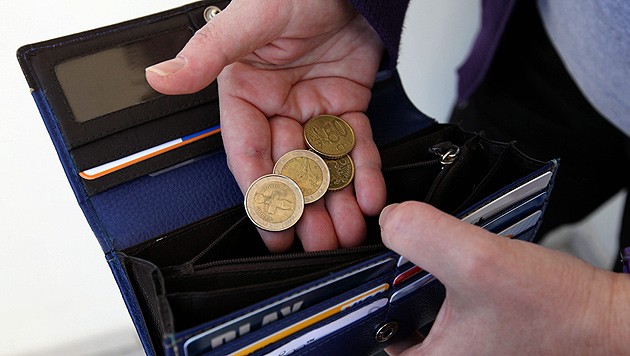 Am Monatsende sind oft nicht einmal mehr Münzen übrig. (Bild: EPA)