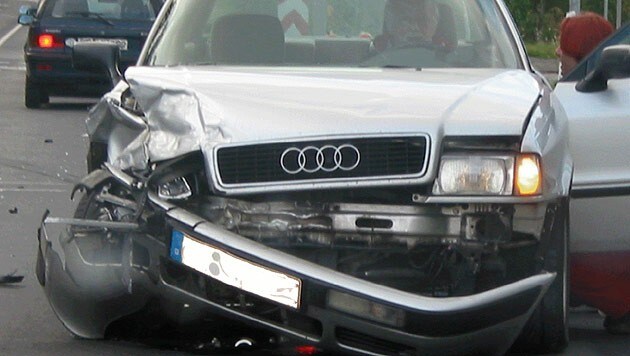 Stoßstange samt Kennzeichen verlor Alkolenker am Unfallort. (Symbolbild) (Bild: ACE)
