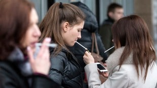 Tendenziell rauchen etwas weniger Menschen bei uns, doch diese kaufen häufiger über der Grenze. (Bild: AP)