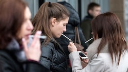 Tendenziell rauchen etwas weniger Menschen bei uns, doch diese kaufen häufiger über der Grenze. (Bild: AP)