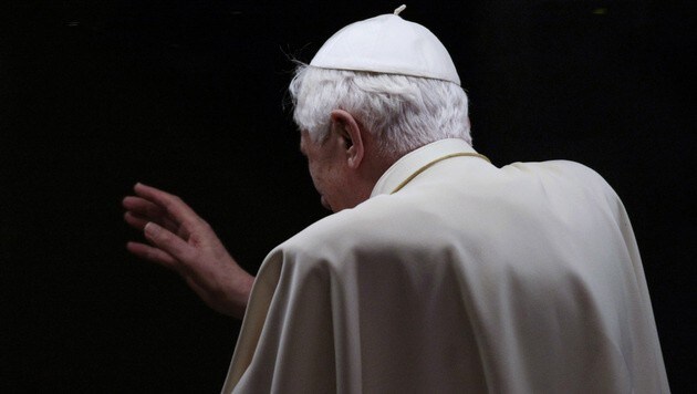 Im Verfahren wegen eines Missbrauchsfalls braucht es jetzt einen Rechtsnachfolger für den verstorbenen emeritierten Papst. (Bild: AP)