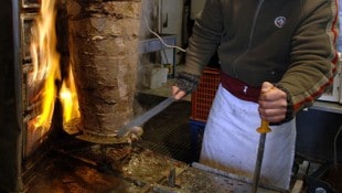 Wird Kebab-Fleisch bei hoher Temperatur gebraten, sterben Bakterien wie Salmonellen ab. Trotzdem endete der Besuch bei einem Stand für einen 63-Jährigen tödlich. (Bild: APA/Barbara Gindl)