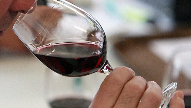 Verona'daki bir restoran kısa bir süre önce, ziyaretleri sırasında akıllı telefonlarını bırakmaları halinde konuklarına bir şişe kırmızı şarap vermeye başladı (sembolik resim). (Bild: dpa/Boris Roessler)