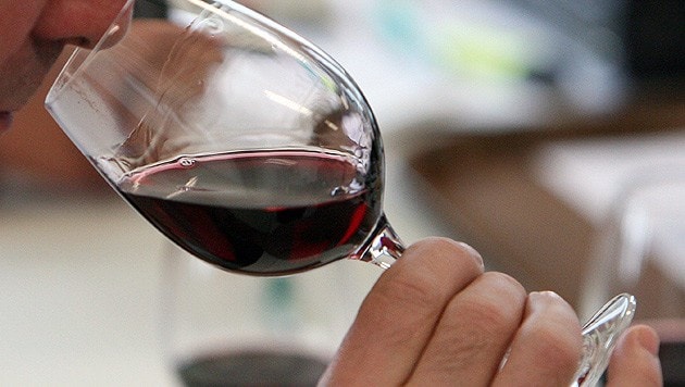Ein Restaurant in Verona schenkt Gästen neuerdings eine Flasche Rotwein, wenn sie während des Besuchs auf ihr Smartphone verzichten (Symbolbild).  (Bild: dpa/Boris Roessler)