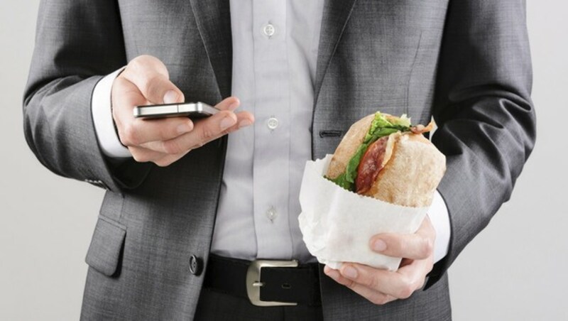 In stressigen Zeiten wird meist mit dem Handy in der Hand gesnackt. (Bild: thinkstockphotos.de)