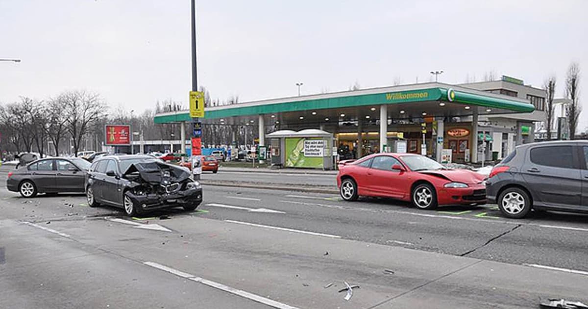 F Nf Autos Beteiligt Karambolage In Wien Vier Verletzte Und Blechsalat Krone At