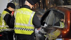 Bevor die Beamten sich den Burschen schnappen konnten, rammte dieser zwei Polizeiautos (Symbolbild).  (Bild: APA/HERBERT P. OCZERET)