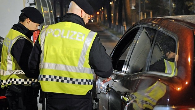 Bevor die Beamten sich den Burschen schnappen konnten, rammte dieser zwei Polizeiautos (Symbolbild).  (Bild: APA/HERBERT P. OCZERET)