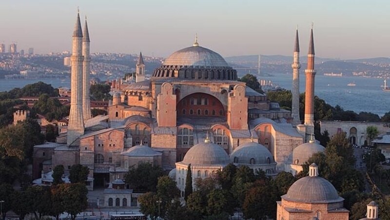 Über 70 Prozent des Stadtbezirks Fatih, wo sich viele historische Gebäude wie u.a. die Hagia Sophia (Bild) befinden, könnten durch das Erbeben zerstört werden. (Bild: EPA)