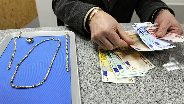 He wanted to turn the vehicles into cash at the pawn shop. (symbolic picture)d (Bild: dpa/Maurizio Gambarini)