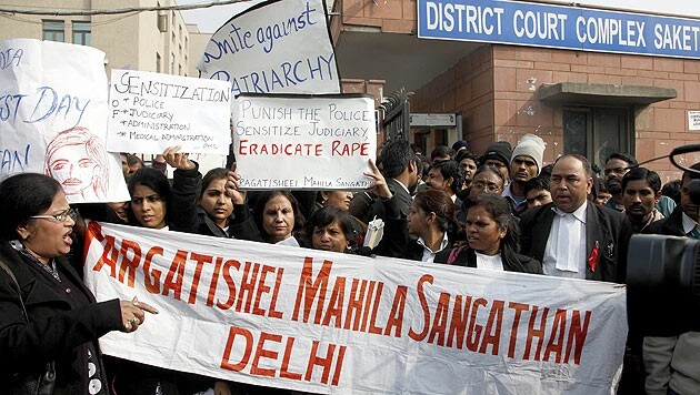Proteste vor einem Gericht in Indien (Archivbild) (Bild: EPA)