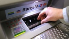 Die Hersteller der betroffenen Bankomaten wurden informiert und haben bereits Updates entwickelt. (Bild: APA/Barbara Gindl (Symbolbild))