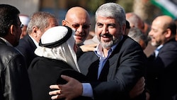 Khaled Meshaal (rechts vorne), ehemaliger Vorsitzender der Hamas (Archivbild) (Bild: EPA)