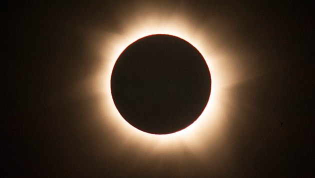 Eine totale Sonnenfinsternis veranlasst Astronomen zu einer Warnung vor Online-Händlern wie Temu. (Bild: EPA)
