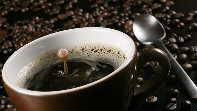 Schwarzer Kaffee enthält weniger Zucker als Energy Drinks und ist folglich auch gesünder. (Bild: EPA/dpa/Tobias Felber)