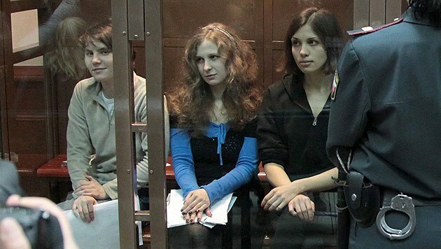 Die Pussy-Riot-Musikerinnen vor Gericht (Bild: EPA)