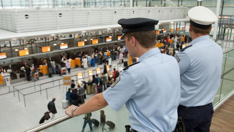 Am Flughafen München müsste Arnold Schwarzenegger stundenlang wegen einer Luxus-Uhr den Zollbeamten Rede und Antwort stehen. (Archivbild) (Bild: dapd)