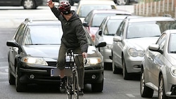Nur 0,2 Prozent der Straßen weltweit sind mit eigenen Spuren für Fahrräder versehen. (Bild: APA/HELMUT FOHRINGER (Symbolbild), Krone KREATIV)