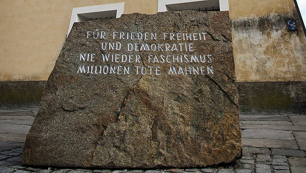 Das Mahnmal vor dem Geburtshaus von Adolf Hitler (Bild: APA/Manfred Fesl)