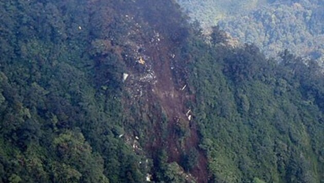 Am Donnerstag konnte das Wrack gefunden werden. Das Flugzeug ist an einem Hang in 1.800 Meter Höhe südlich von Jakarta zerschellt. (Bild: AFP)