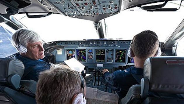 Letzte Vorbereitungen im Cockpit des Mittelstreckenfliegers (Bild: AFP)