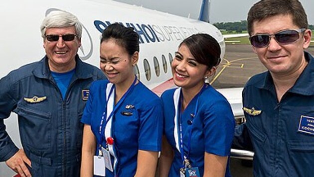 Kurz vor dem Start haben die beiden Superjet-Testpiloten noch mit indonesischen Stewardessen gescherzt. (Bild: AFP)