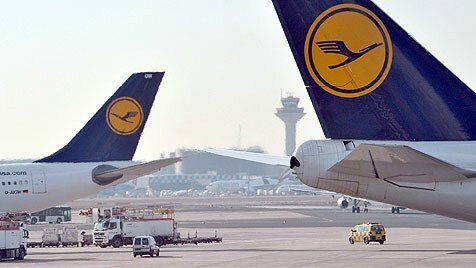 Der Flughafen in Frankfurt ist der größte in Deutschland. (Bild: APA/dpa/Boris Roessler)