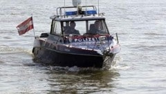 Der Mann wurde von Einsatzkräften der Wasserpolizei und Spezialkräfte der WEGA wieder aus dem ...