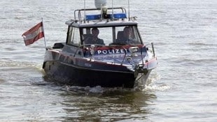 Der Mann wurde von Einsatzkräften der Wasserpolizei und Spezialkräfte der WEGA wieder aus dem Wasser gefischt (Symbolbild). (Bild: Andi Schiel)