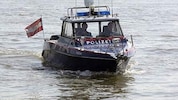 Der Mann wurde von Einsatzkräften der Wasserpolizei und Spezialkräfte der WEGA wieder aus dem Wasser gefischt (Symbolbild). (Bild: Andi Schiel)