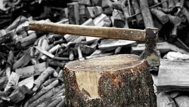 Bei Arbeiten mit Holz kommt es immer wieder zu Unfällen (Symbolbild) (Bild: © 2011 Photos.com, a division of Getty Images)