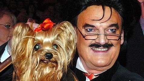 Rudolph Moshammer mit Hund Daisy (2004) (Bild: dpa/Frank Mächler)