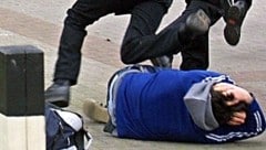 Das Opfer wurde verprügelt und ausgeraubt (Symbolbild).