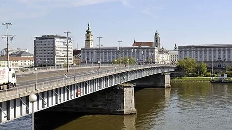 Die Nibelungenbrücke ist für Radfahrer gefährlich (Bild: Stadtarchiv)