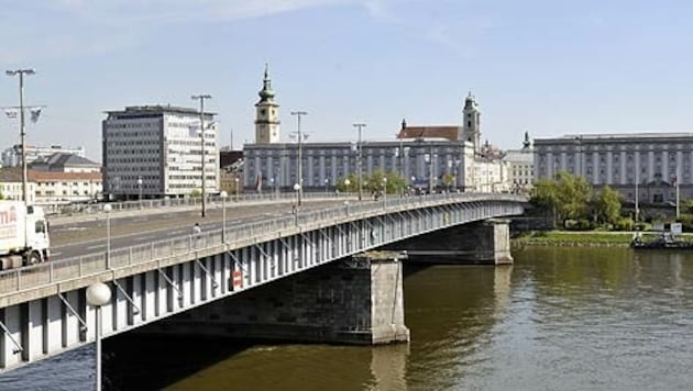 Die Nibelungenbrücke ist für Radfahrer gefährlich (Bild: Stadtarchiv)