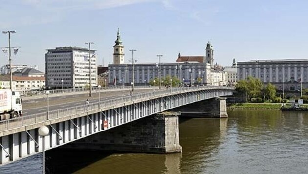 Die Nibelungenbrücke ist für Radfahrer gefährlich (Bild: Stadtarchiv)